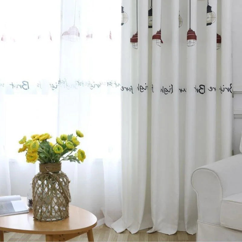 Rideaux modernes et décoratifs pour salon, avec motifs de lampes suspendues. Ces rideaux apportent une touche élégante et contemporaine à votre pièce de vie. Leur design assure une ambiance lumineuse tout en préservant l’intimité. Idéal pour créer une atmosphère chaleureuse et accueillante.