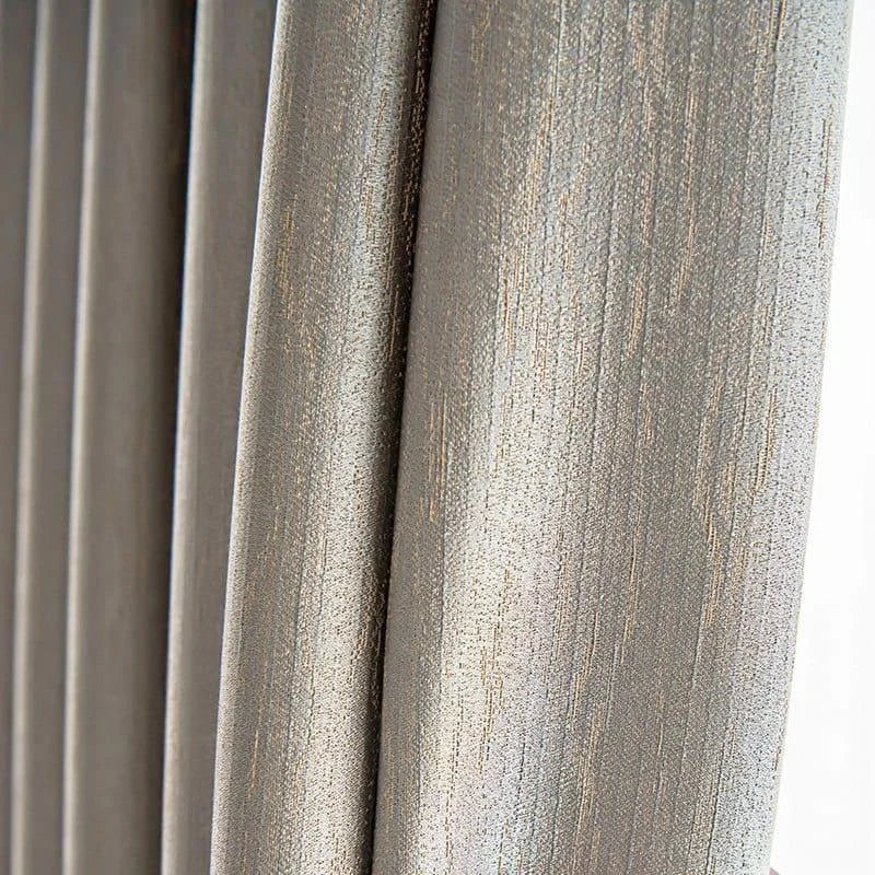Rideaux élégants gris pour salon moderne, offrant une touche chic à votre décoration intérieure. Design raffiné et texture luxueuse pour créer une ambiance chaleureuse et sophistiquée. Idéal pour améliorer l'intimité et filtrer la lumière. Choisissez ces rideaux pour une décoration contemporaine et élégante.