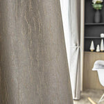 Rideau élégant de couleur beige avec un motif subtil pour salon moderne. Ce modèle offre une touche chic et chaleureuse à votre décoration intérieure. Les tons neutres s'harmonisent facilement avec divers styles d'aménagement, ajoutant une allure sophistiquée à toute pièce. Parfait pour créer une ambiance accueillante et contemporaine.