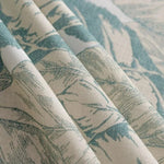 Tissu décoratif avec motif floral bleu sur fond beige, idéal pour la création de rideaux élégants ou d'ameublement raffiné. Ce design offre une touche classique et intemporelle à tout intérieur, ajoutant du charme et du style à vos espaces de vie. Parfait pour les amateurs de décoration intérieure recherchant une ambiance chaleureuse et sophistiquée.