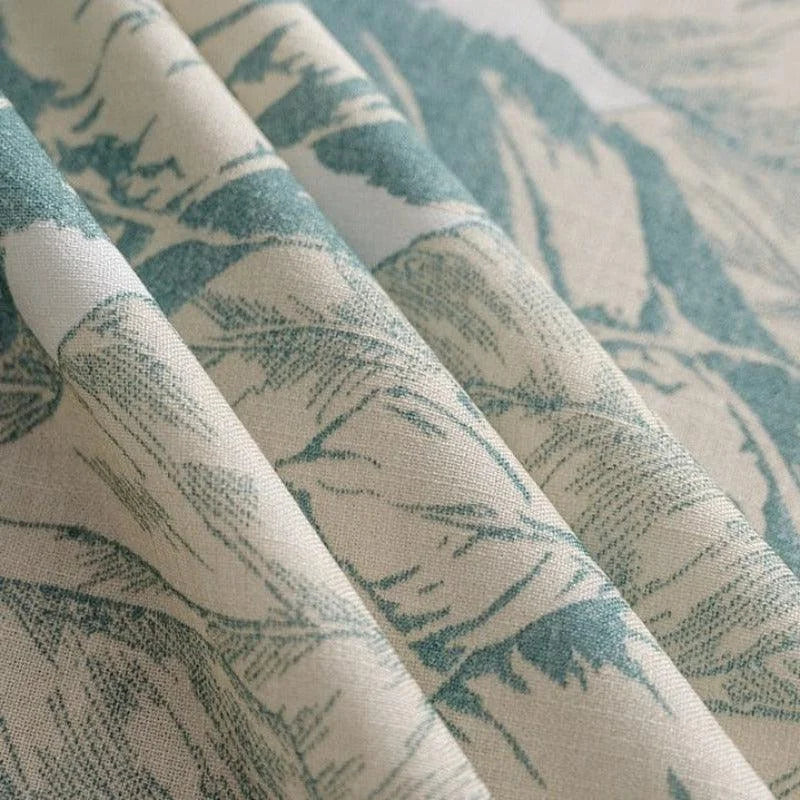 Tissu décoratif avec motif floral bleu sur fond beige, idéal pour la création de rideaux élégants ou d'ameublement raffiné. Ce design offre une touche classique et intemporelle à tout intérieur, ajoutant du charme et du style à vos espaces de vie. Parfait pour les amateurs de décoration intérieure recherchant une ambiance chaleureuse et sophistiquée.