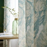 Rideau élégant avec motifs floraux bleus et blancs, idéal pour ajouter une touche de sophistication à votre intérieur. Parfait pour une décoration de salon ou de chambre, il crée une ambiance paisible et raffinée. émet un style chic et moderne qui s’harmonise facilement avec divers styles de décoration.