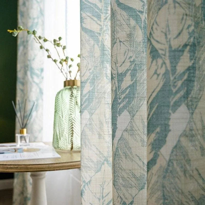 Rideau élégant avec motifs floraux bleus et blancs, idéal pour ajouter une touche de sophistication à votre intérieur. Parfait pour une décoration de salon ou de chambre, il crée une ambiance paisible et raffinée. émet un style chic et moderne qui s’harmonise facilement avec divers styles de décoration.