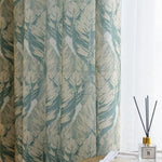 Rideau décoratif avec motif de plumes bleues, idéal pour apporter une touche d'élégance à votre intérieur. Parfait pour le salon ou la chambre, ce rideau combine style moderne et ambiance apaisante. Accessoire de décoration raffiné, contribue à transformer l'atmosphère de votre pièce.