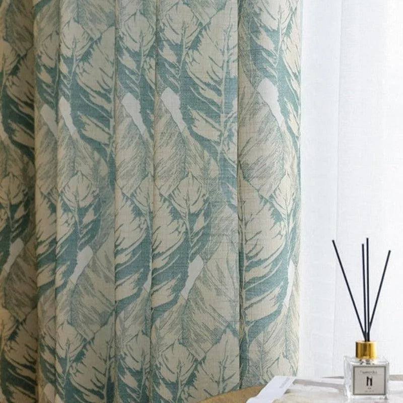 Rideau décoratif avec motif de plumes bleues, idéal pour apporter une touche d'élégance à votre intérieur. Parfait pour le salon ou la chambre, ce rideau combine style moderne et ambiance apaisante. Accessoire de décoration raffiné, contribue à transformer l'atmosphère de votre pièce.