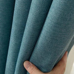 Rideau en tissu épais bleu, idéal pour la décoration d'intérieur moderne. Offrant une texture élégante, ce rideau garantit une isolation thermique et une protection contre la lumière. Parfait pour ajouter une touche sophistiquée à votre salon ou chambre.