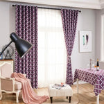 Rideaux élégants à motifs géométriques dans un salon lumineux et moderne. Le design violet ajoute une touche de sophistication et s'associe harmonieusement avec les meubles classiques. Parfait pour créer une ambiance chaleureuse et accueillante. Transformez votre intérieur avec ces rideaux stylés qui apportent charme et élégance à votre décoration.