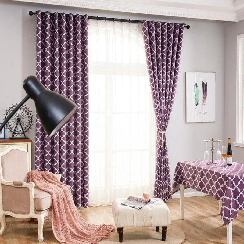 Rideaux élégants à motifs géométriques dans un salon lumineux et moderne. Le design violet ajoute une touche de sophistication et s'associe harmonieusement avec les meubles classiques. Parfait pour créer une ambiance chaleureuse et accueillante. Transformez votre intérieur avec ces rideaux stylés qui apportent charme et élégance à votre décoration.