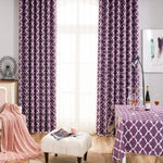 Rideaux violets avec motif géométrique pour salon élégant, apportant une touche de sophistication à votre intérieur. Idéal pour un aménagement moderne et chic, ce design attrayant capte l'attention tout en complémentant le décor environnant.  Parfait pour personnaliser votre espace de vie avec style.