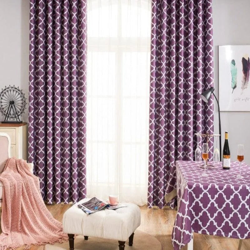 Rideaux violets avec motif géométrique pour salon élégant, apportant une touche de sophistication à votre intérieur. Idéal pour un aménagement moderne et chic, ce design attrayant capte l'attention tout en complémentant le décor environnant.  Parfait pour personnaliser votre espace de vie avec style.