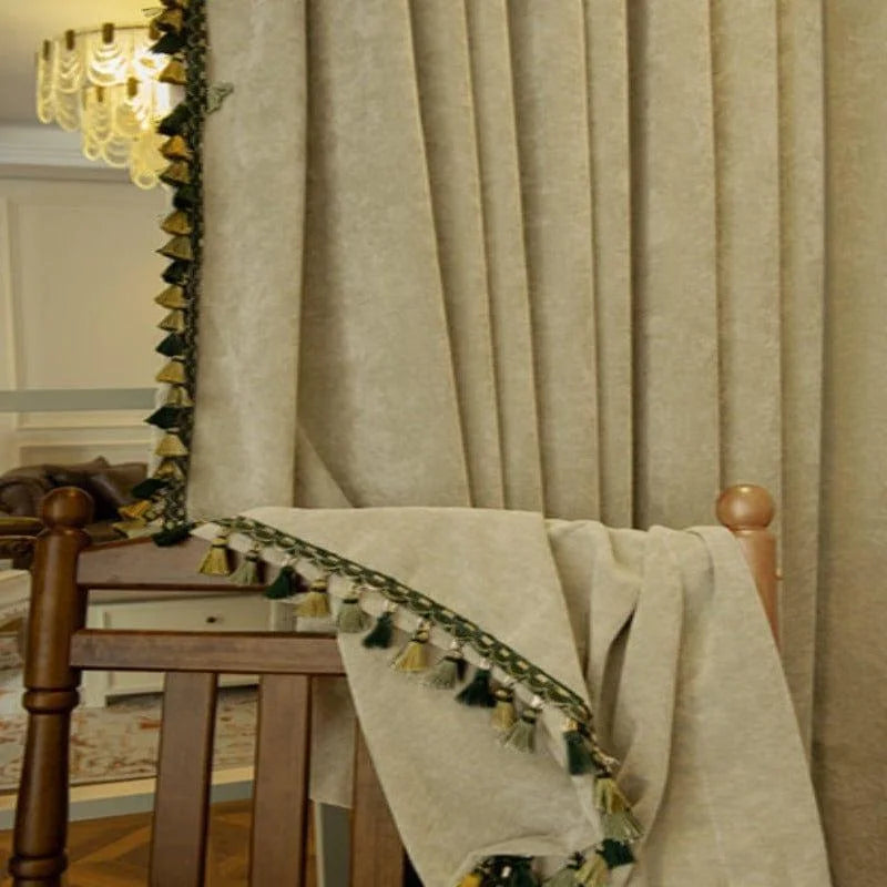 Rideau beige élégant avec garniture à pompons, idéal pour ajouter une touche sophistiquée à tout intérieur. Ce modèle orné de détails raffinés se marie parfaitement avec un décor classique, mettant en valeur la beauté et l'élégance de votre espace de vie. Transformez votre maison en un endroit chaleureux et accueillant grâce à ce rideau décoratif chic.