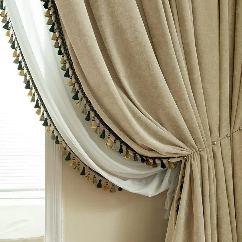 Rideaux élégants avec glands décoratifs, parfaits pour un salon moderne. Ces rideaux ajoutent une touche de sophistication et s'intègrent parfaitement dans tout intérieur. Idéal pour contrôler la lumière et créer une ambiance chaleureuse.