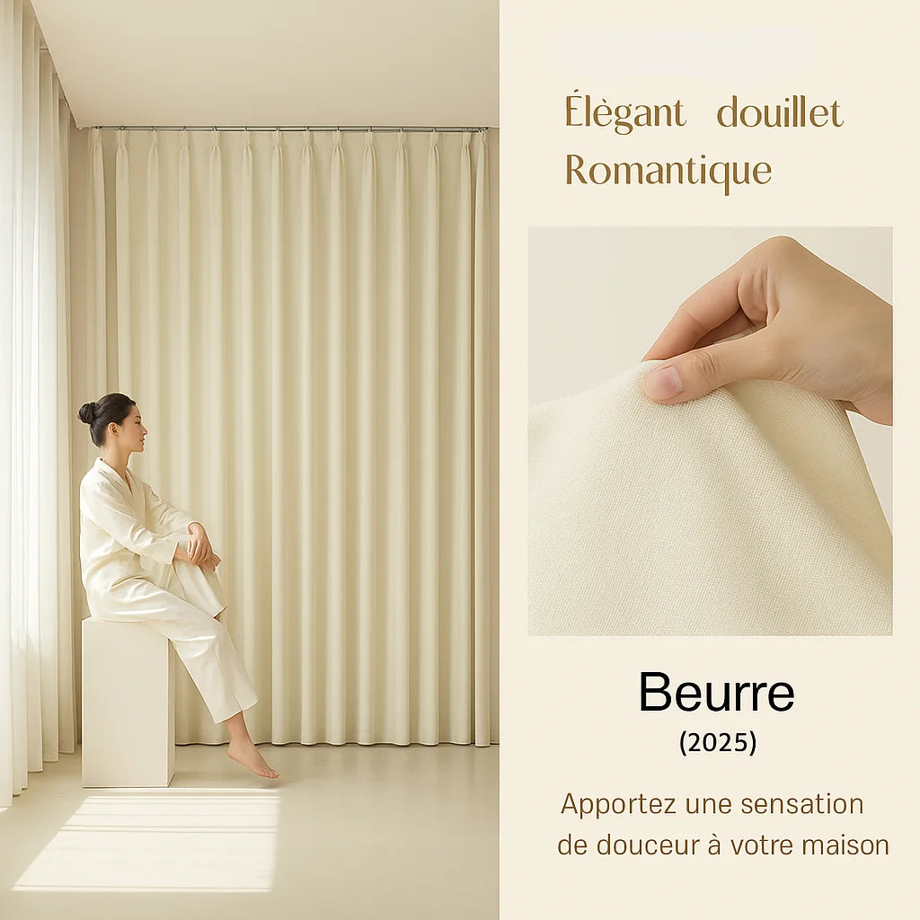 Femme assise dans une pièce lumineuse avec un rideau couleur crème en polyester, ambiance douce et romantique