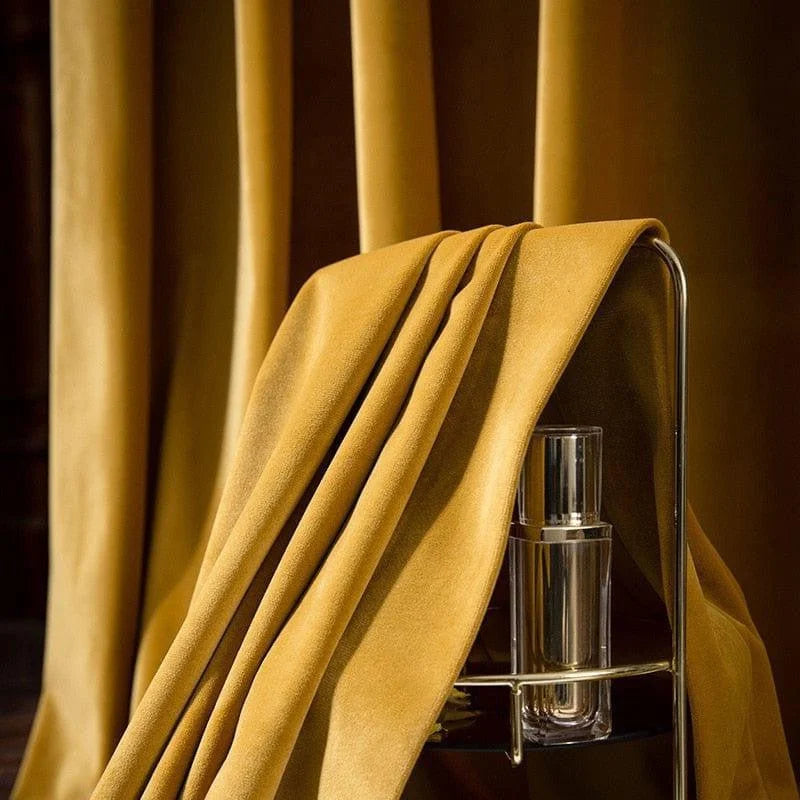 Rideaux jaunes élégants drapés sur une étagère en métal, parfaits pour ajouter une touche de sophistication et de couleur à votre intérieur, avec une bouteille élégante en verre transparent comme accent décoratif.
