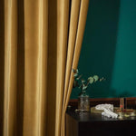 Rideau jaune élégant pour salon, créant une ambiance chaleureuse et sophistiquée. Idéal pour décorer votre intérieur avec style. Parfait pour ajouter une touche de couleur et d'élégance à votre maison tout en offrant une excellente isolation lumineuse. Convient aux espaces modernes et contemporains.