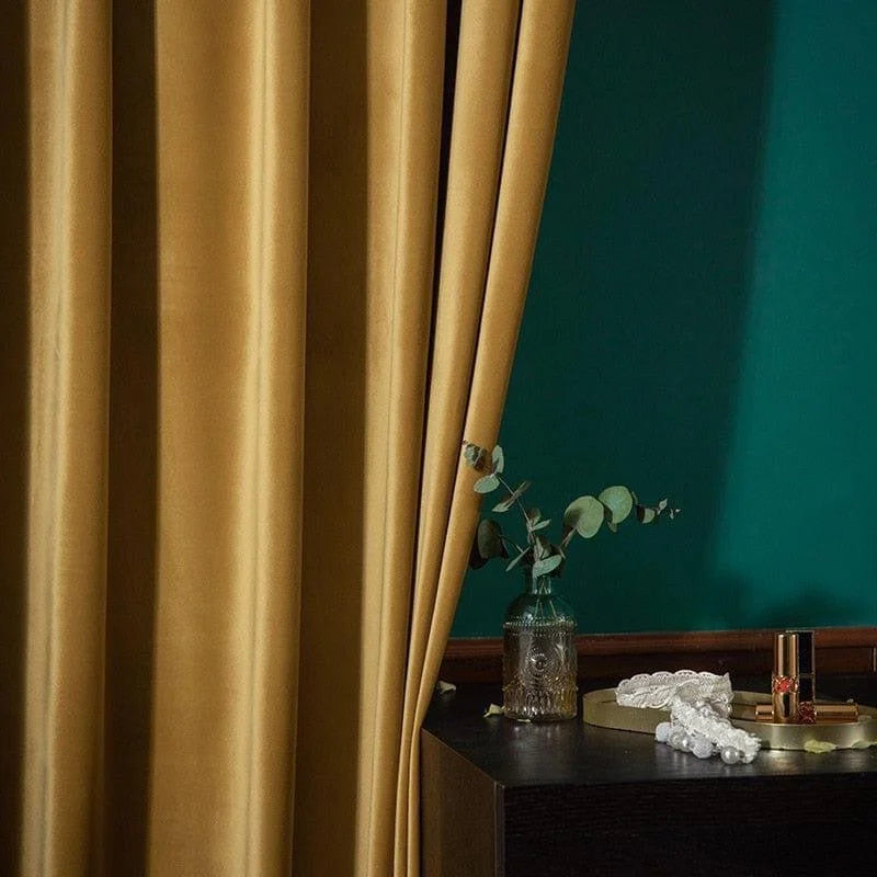 Rideau jaune élégant pour salon, créant une ambiance chaleureuse et sophistiquée. Idéal pour décorer votre intérieur avec style. Parfait pour ajouter une touche de couleur et d'élégance à votre maison tout en offrant une excellente isolation lumineuse. Convient aux espaces modernes et contemporains.