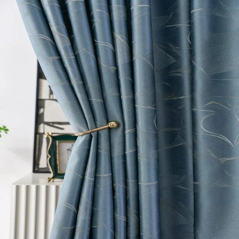 Rideau élégant bleu foncé avec motif subtil, idéal pour un salon moderne. Retenu par un embrasse dorée, ce rideau ajoute une touche de sophistication à votre décoration intérieure. Parfait pour filtrer la lumière et créer une ambiance cosy et chaleureuse dans n'importe quelle pièce.