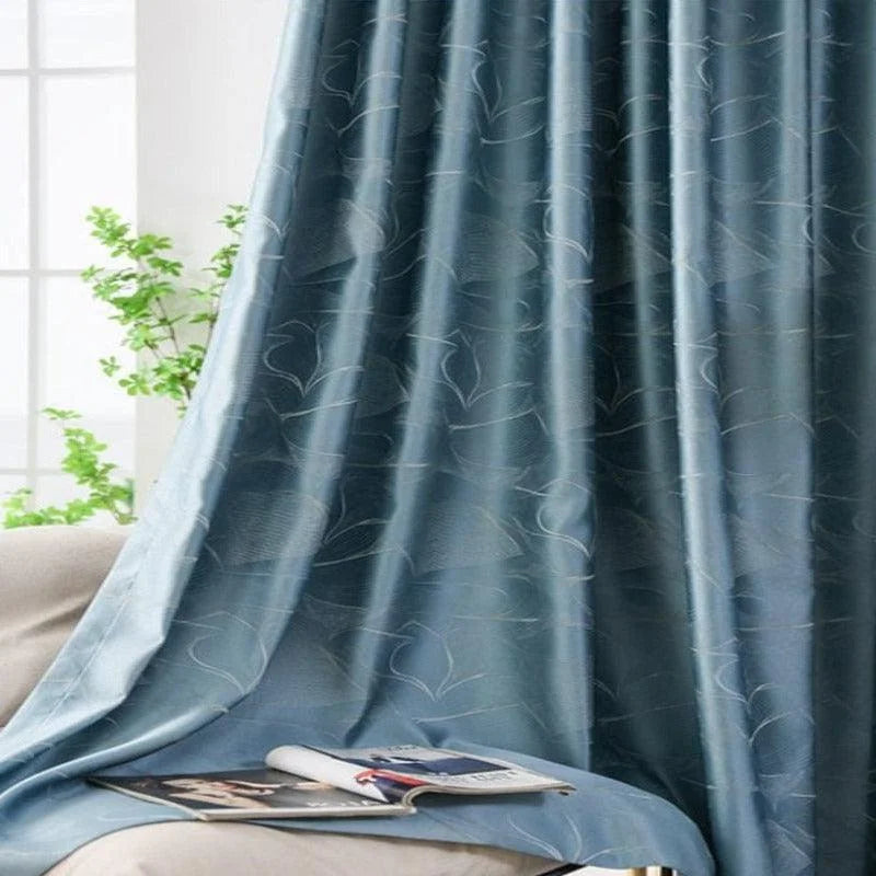 Rideau bleu élégant avec motifs floraux, idéal pour salon moderne, ajoutant une touche de sophistication et d'intimité à votre espace. Décoration intérieure avec un design raffiné et naturel, parfait pour embellir vos fenêtres.