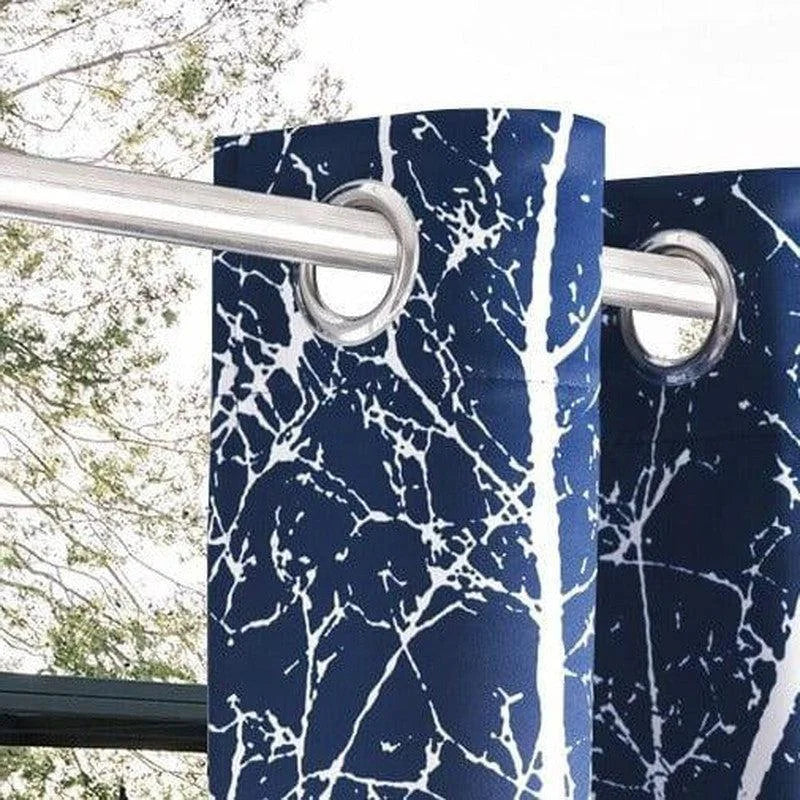 Rideaux élégants avec motif marbré bleu et blanc, idéaux pour ajouter une touche moderne et chic à votre intérieur. Faciles à suspendre grâce à leurs œillets métalliques, ces rideaux sont parfaits pour filtrer la lumière tout en rehaussant le style de votre séjour, chambre ou bureau. Adaptés à différents types de tringles, ces rideaux offrent une solution décorative pratique et esthétique.