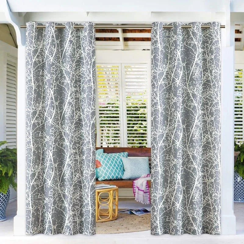 Rideaux d'extérieur design avec motifs de branches, idéaux pour ajouter une touche décorative à votre terrasse ou véranda. Parfaits pour créer une ambiance cosy et intimiste dans votre espace de vie extérieur.