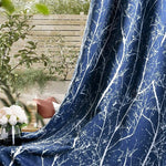 Rideau élégant avec motif de branches blanches sur fond bleu, idéal pour apporter une touche moderne et naturelle à votre intérieur. Conçu pour s'intégrer harmonieusement dans un salon ou une chambre, il s'inspire du design scandinave pour créer une atmosphère apaisante et sophistiquée. Parfait pour ceux qui recherchent une décoration intérieure tendance et lumineuse.