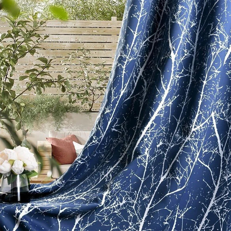 Rideau élégant avec motif de branches blanches sur fond bleu, idéal pour apporter une touche moderne et naturelle à votre intérieur. Conçu pour s'intégrer harmonieusement dans un salon ou une chambre, il s'inspire du design scandinave pour créer une atmosphère apaisante et sophistiquée. Parfait pour ceux qui recherchent une décoration intérieure tendance et lumineuse.