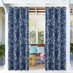 Rideaux élégants avec motifs de branches blanches sur fond bleu, parfaits pour embellir un salon ou une terrasse couverte. Ils apportent une touche de nature et de sophistication à votre décoration intérieure, tout en maintenant une certaine intimité. Idéal pour les espaces lumineux et contemporains.