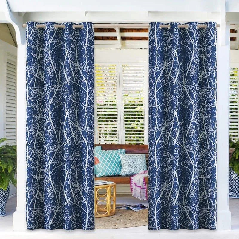 Rideaux élégants avec motifs de branches blanches sur fond bleu, parfaits pour embellir un salon ou une terrasse couverte. Ils apportent une touche de nature et de sophistication à votre décoration intérieure, tout en maintenant une certaine intimité. Idéal pour les espaces lumineux et contemporains.