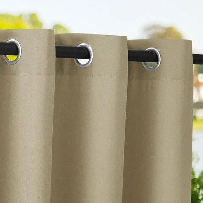 Rideau beige avec œillets métalliques pour décoration intérieure moderne. Ce rideau élégant offre une solution idéale pour améliorer l'intimité et le contrôle de la lumière dans une pièce. Adapté aux salons et chambres à coucher, il ajoute une touche contemporaine tout en s'intégrant harmonieusement à divers styles de décoration.