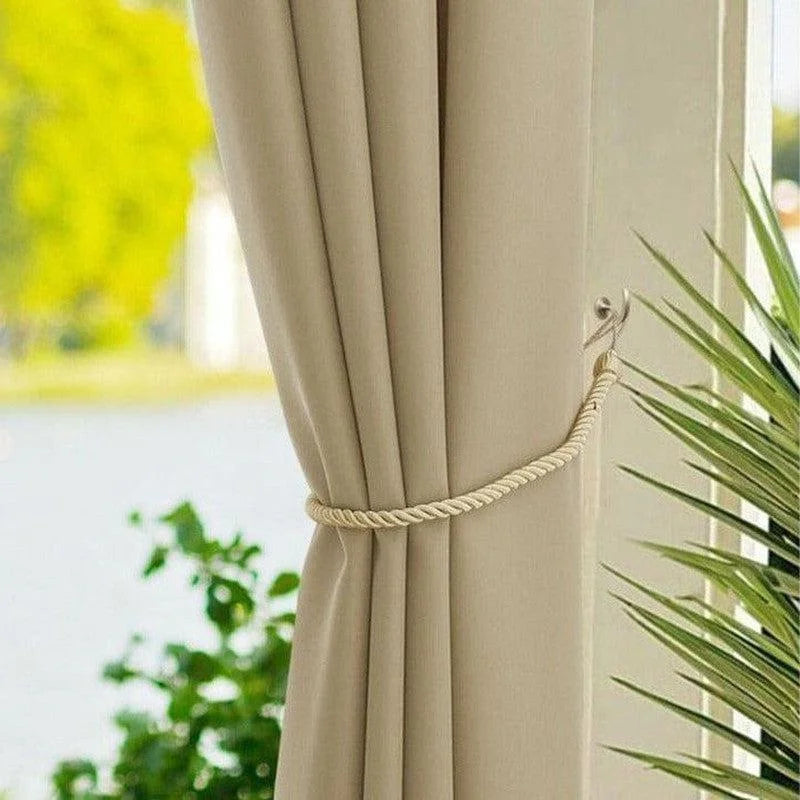 Voilage beige élégant avec embrasse cordelette pour salon moderne, idéal pour laisser entrer la lumière naturelle tout en préservant l'intimité, installation facile et design épuré pour une décoration intérieure raffinée.