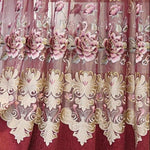 Rideau décoratif avec motifs floraux roses et dorés, idéal pour ajouter une touche élégante à votre intérieur. Ce textile présente un design raffiné, parfait pour habiller vos fenêtres et apporter une ambiance chaleureuse et sophistiquée à votre salon ou chambre. Découvrez ce rideau chic qui combine harmonieusement tradition et modernité.