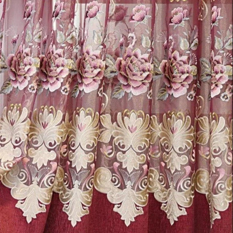 Rideau décoratif avec motifs floraux roses et dorés, idéal pour ajouter une touche élégante à votre intérieur. Ce textile présente un design raffiné, parfait pour habiller vos fenêtres et apporter une ambiance chaleureuse et sophistiquée à votre salon ou chambre. Découvrez ce rideau chic qui combine harmonieusement tradition et modernité.