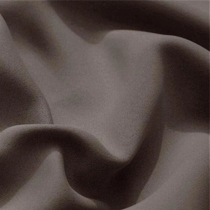 Tissu gris élégant formant des plis harmonieux, idéal pour la confection de vêtements ou d'éléments décoratifs. Ce textile polyvalent offre une allure sophistiquée et moderne, parfaite pour les projets de couture créatifs.