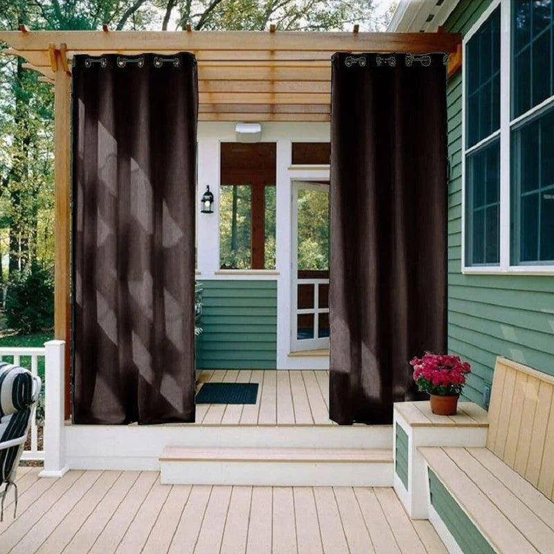 Rideaux opaques marron pour terrasse, idéals pour créer une ambiance intime et élégante à l'extérieur. Parfaits pour habiller une pergola ou un espace jardin, ces rideaux protègent des regards indiscrets et apportent une touche de sophistication à votre décoration extérieure. Installation facile grâce à des anneaux métalliques, convenant pour toutes les envies de design et de confort.