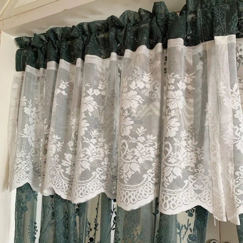 Rideaux élégants avec motifs floraux blancs et tombé vert foncé, parfaits pour ajouter une touche raffinée à votre intérieur. Idéal pour un salon ou une chambre en quête de charme et de style. Solutions déco pour fenêtres, alliant esthétique et intimité.