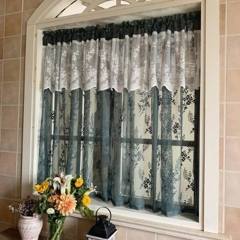 Rideau élégant pour fenêtre avec motifs floraux, idéal pour une décoration intérieure raffinée. Parfait pour ajouter une touche de charme dans une cuisine ou un salon, ce rideau permet une belle diffusion de la lumière tout en préservant l'intimité. Accessoirisez votre espace avec style grâce à ce détail décoratif incontournable.