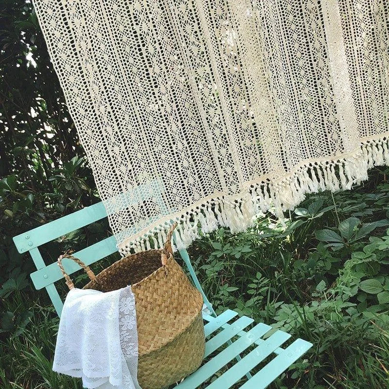 Magnifique rideau décoratif beige avec motifs ajourés, idéal pour ajouter une touche bohème à votre espace extérieur. Parfait pour une ambiance naturelle et relaxante, ce rideau tendance embellit votre jardin ou terrasse. Ajoutez du charme à votre déco avec cet accessoire élégant et intemporel.