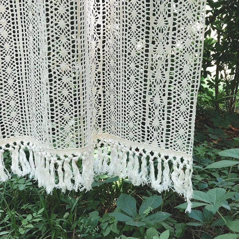 Tenture murale élégante avec motifs ajourés et franges décoratives, idéale pour un intérieur bohème. Accessoire parfait pour ajouter une touche de charme et de style à votre décoration d'intérieur. Élément de décoration unique apportant une ambiance chaleureuse et cosy à votre espace de vie. Idéal pour salon, chambre ou espace détente.