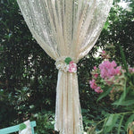 Rideau décoration extérieur élégant avec motif floral crocheté, parfait pour embellir un jardin ou terrasse. Idéal pour créer une ambiance romantique et naturelle. Accessoire décoratif avec attaches ornées de fleurs multicolores, ajoutant une touche de charme printanier. Adapté pour mariages, fêtes ou événements en plein air.