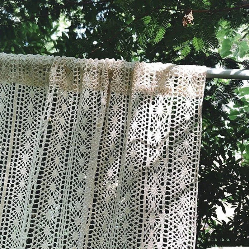 Rideau ajouré suspendu en extérieur, présentant un motif délicat et élégant. Idéal pour ajouter une touche de charme bohème à votre intérieur. Accessoire décoratif parfait pour filtrer la lumière tout en préservant l'intimité. Transformez votre espace de vie avec style et finesse.