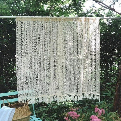 Rideau élégant suspendu dans un jardin fleuri, parfait pour créer une ambiance naturelle et apaisante. Idéal pour décorer une terrasse ou un espace extérieur avec style. Accessoire décoratif qui filtre doucement la lumière tout en préservant l'intimité.