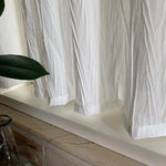 Rideaux blancs élégants pour salon, apportant luminosité et élégance à votre intérieur. Design moderne s'intégrant parfaitement dans tout décor. Idéal pour un style épuré et lumineux.