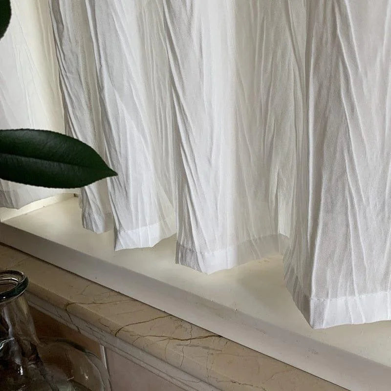 Rideaux blancs élégants pour salon, apportant luminosité et élégance à votre intérieur. Design moderne s'intégrant parfaitement dans tout décor. Idéal pour un style épuré et lumineux.