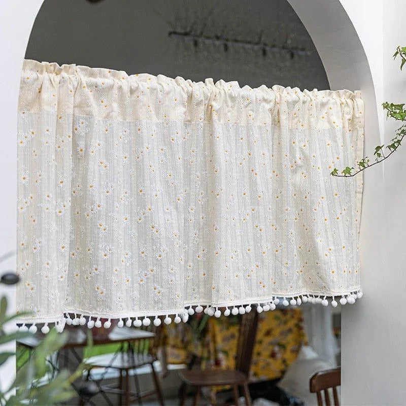 Rideau décoratif blanc avec motif floral pour intérieur. Ajoute une touche de charme et élégance à votre pièce. Idéal pour la cuisine, la salle à manger ou un espace de vie cosy. Accessoire de décoration tendance et fonctionnel pour filtrer la lumière en douceur. Convient à tout style d’intérieur moderne et chaleureux.