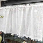 Rideau de cuisine élégant à motifs floraux, parfait pour apporter une touche de fraîcheur et de luminosité à votre intérieur. Avec ses décorations en pompons, il ajoute une note de charme à votre décoration de fenêtre tout en filtrant délicatement la lumière. Idéal pour créer une ambiance chaleureuse et accueillante dans votre espace.