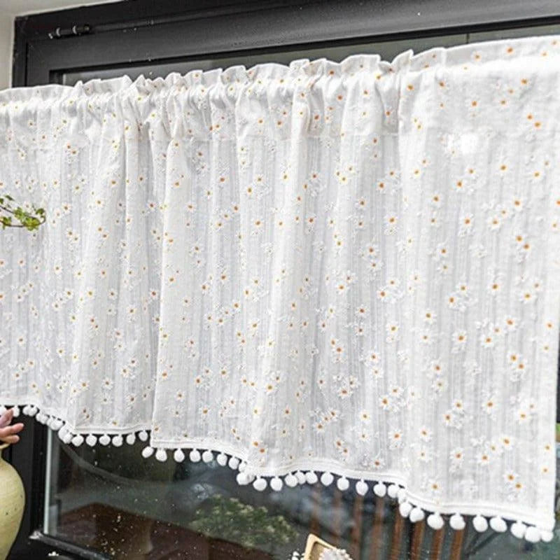 Rideau de cuisine élégant à motifs floraux, parfait pour apporter une touche de fraîcheur et de luminosité à votre intérieur. Avec ses décorations en pompons, il ajoute une note de charme à votre décoration de fenêtre tout en filtrant délicatement la lumière. Idéal pour créer une ambiance chaleureuse et accueillante dans votre espace.