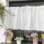 Rideau de cuisine avec motif floral délicat, idéal pour ajouter une touche de fraîcheur et de charme champêtre à votre intérieur. Ce brise-bise, orné de petites pompons, s'intègre parfaitement dans une déco nature. Profitez d'une luminosité douce tout en préservant votre intimité. Accessoire décoratif parfait pour personnaliser vos fenêtres et créer une ambiance accueillante.