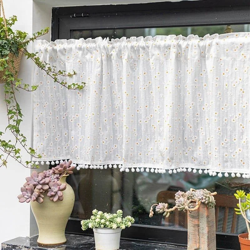 Rideau de cuisine avec motif floral délicat, idéal pour ajouter une touche de fraîcheur et de charme champêtre à votre intérieur. Ce brise-bise, orné de petites pompons, s'intègre parfaitement dans une déco nature. Profitez d'une luminosité douce tout en préservant votre intimité. Accessoire décoratif parfait pour personnaliser vos fenêtres et créer une ambiance accueillante.