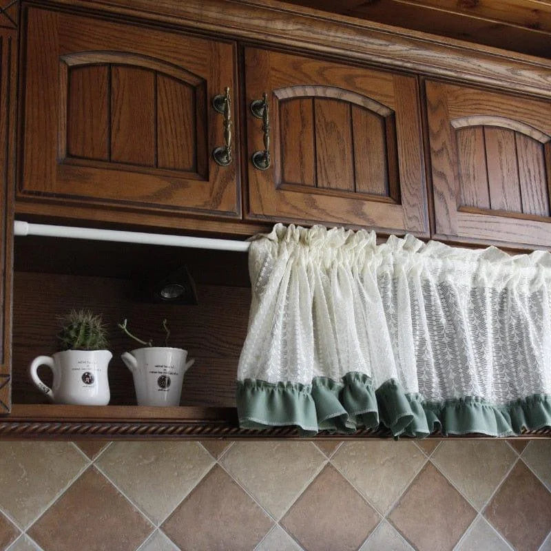 Rideau déco pour cuisine vintage, idéal pour ajouter une touche d'élégance à votre espace. Ce rideau court habille votre placard avec sophistication, parfait pour une ambiance chaleureuse. Dispose d'un design élégant avec des plis et des volants pour une décoration intérieure réussie. Parfait pour les amateurs de style rétro et traditionnel. Facile à installer, il complète magnifiquement vos meubles en bois.