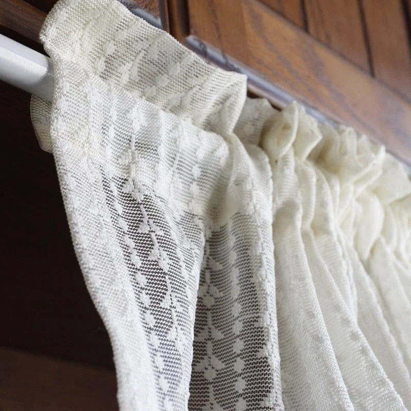 Rideau décoratif lumineux suspendu, idéal pour apporter une touche d'élégance à votre intérieur. Design délicat et texturé, parfait pour filtrer subtilement la lumière tout en embellissant votre espace de vie. Solution élégante pour personnaliser vos fenêtres avec style.